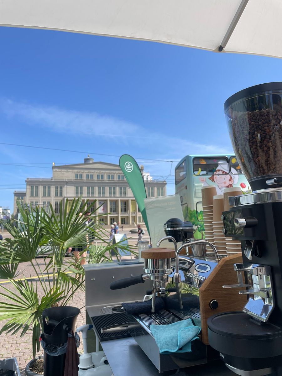 Siebträger und Mühle der mobilen Espresso Bar im Freien