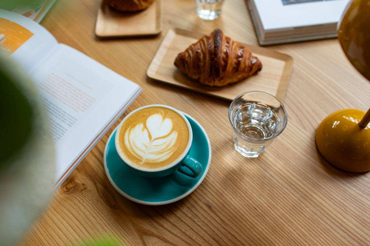 Milchschäumen beim Barista-Workshop