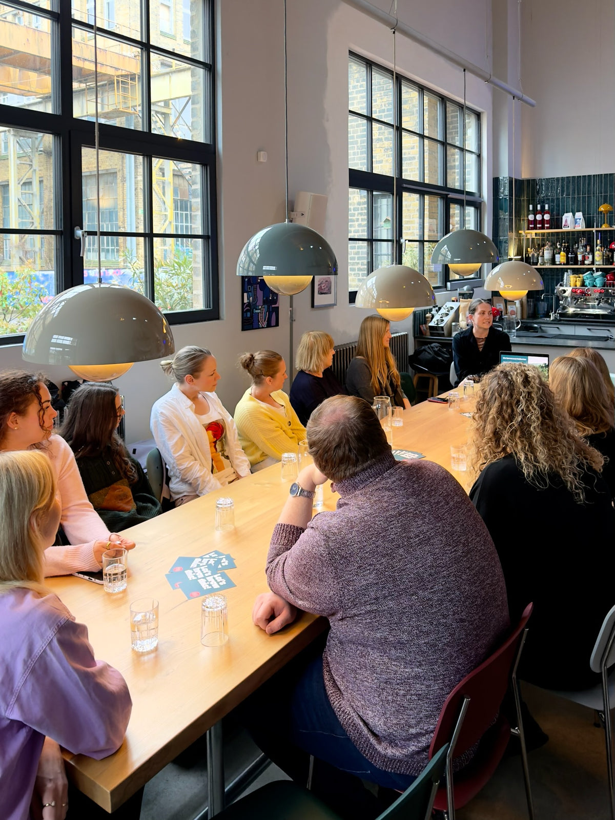 Latte Art beim Barista-Workshop in der PAREA-Rösterei