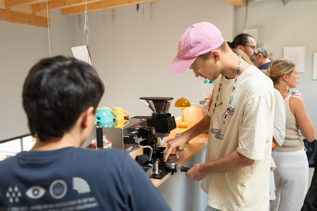 Milchschäumen beim Barista-Workshop
