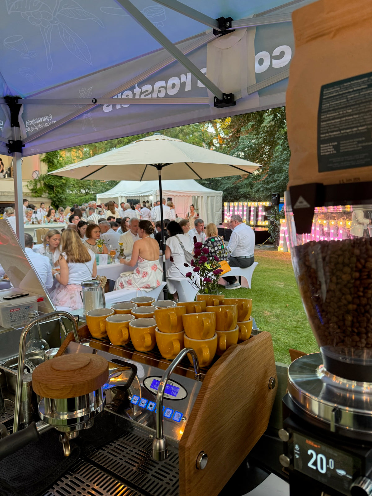 Espresso Bar unter Sonnenschirmen auf einem Markt