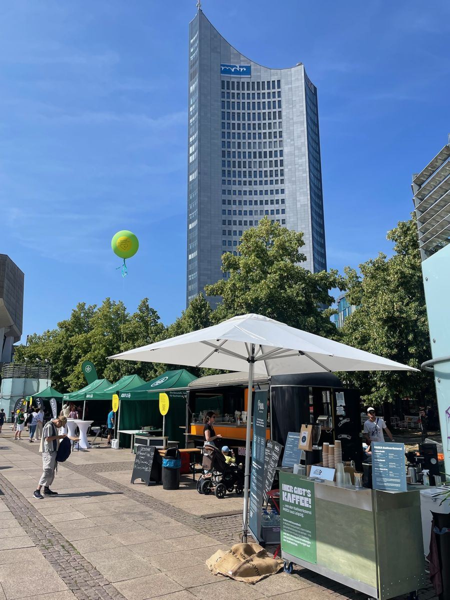 PAREA Espresso Bar unter Sonnenschirmen in Leipzig